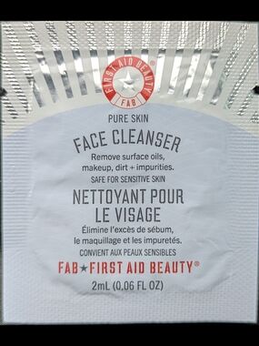 First Aid Beauty Face Cleanser Sachet – White with Red Logo